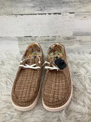 Shoes Sneakers By Corkys In Tan, Size: 9