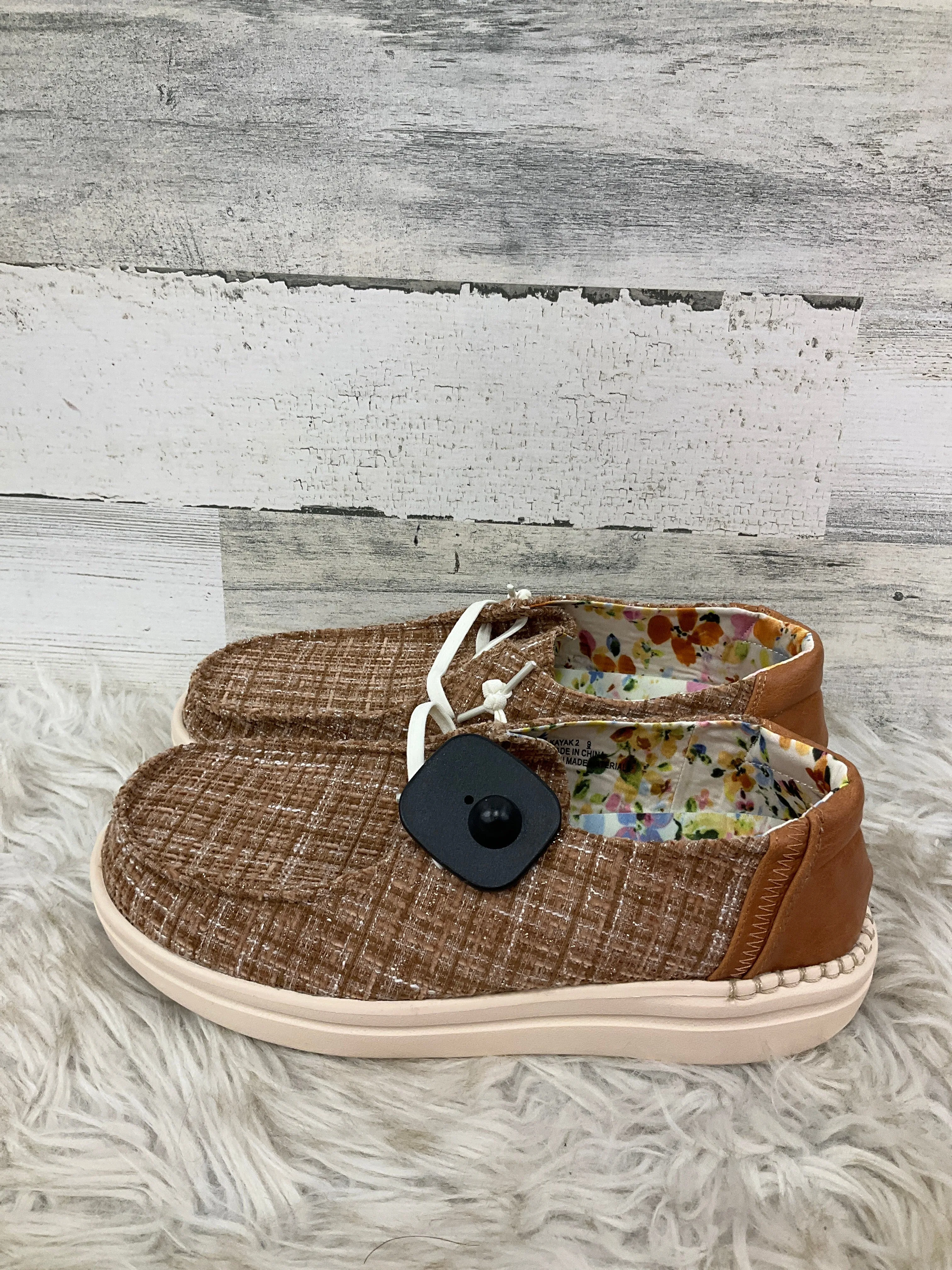 Shoes Sneakers By Corkys In Tan, Size: 9
